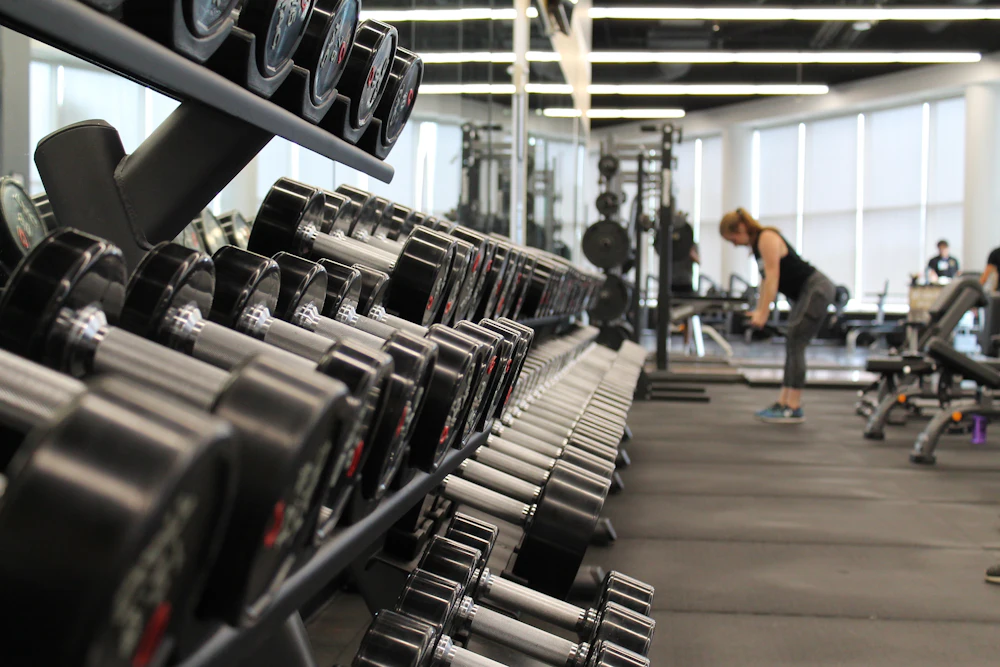 Fitnessstudio mit Hanteln