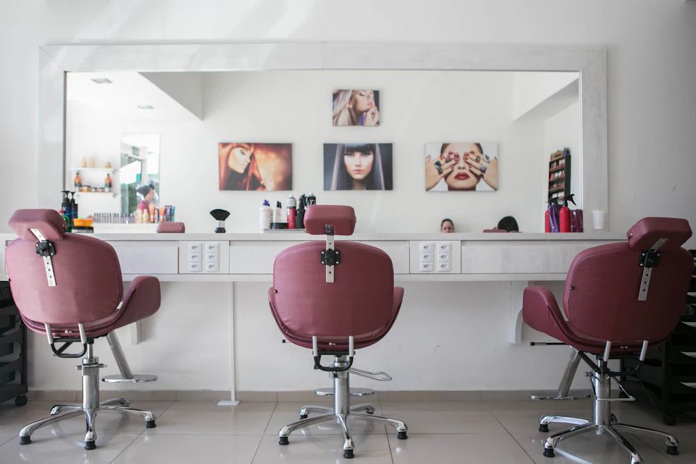Beauty Studio mit Styling-Stühlen