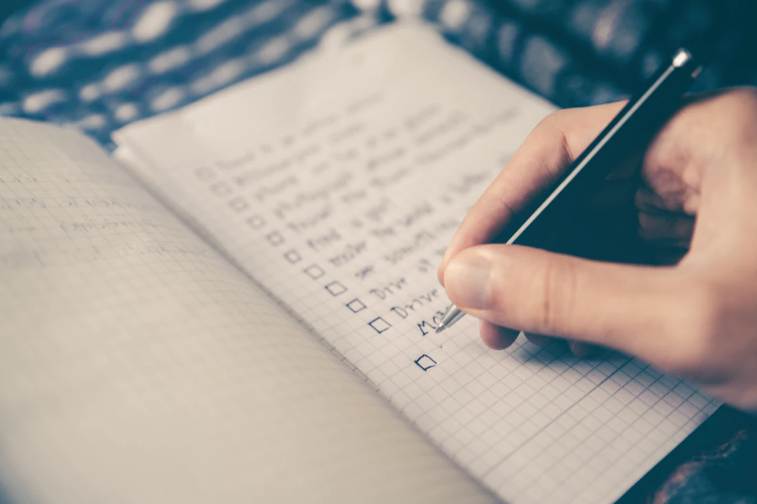 Handgeschriebene To-do-Liste in einem Notizbuch